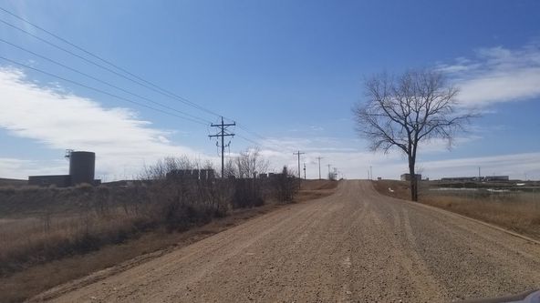 RJ Corman-5,000 SQ FT Shop On 10 Acres With Office Trailer : 6011 138th Ave NW, Williston, ND 58801